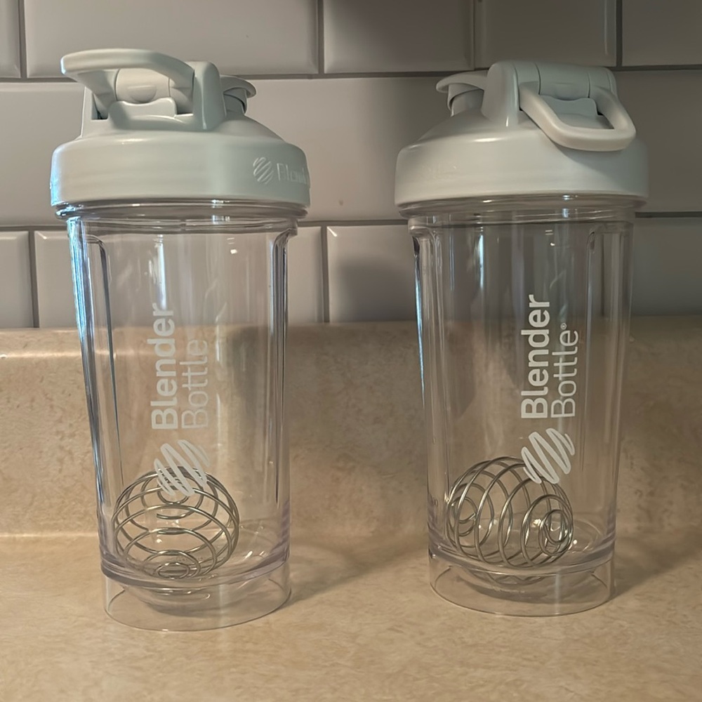 Blender Bottle pro24 24 oz shaker bottles white and clear